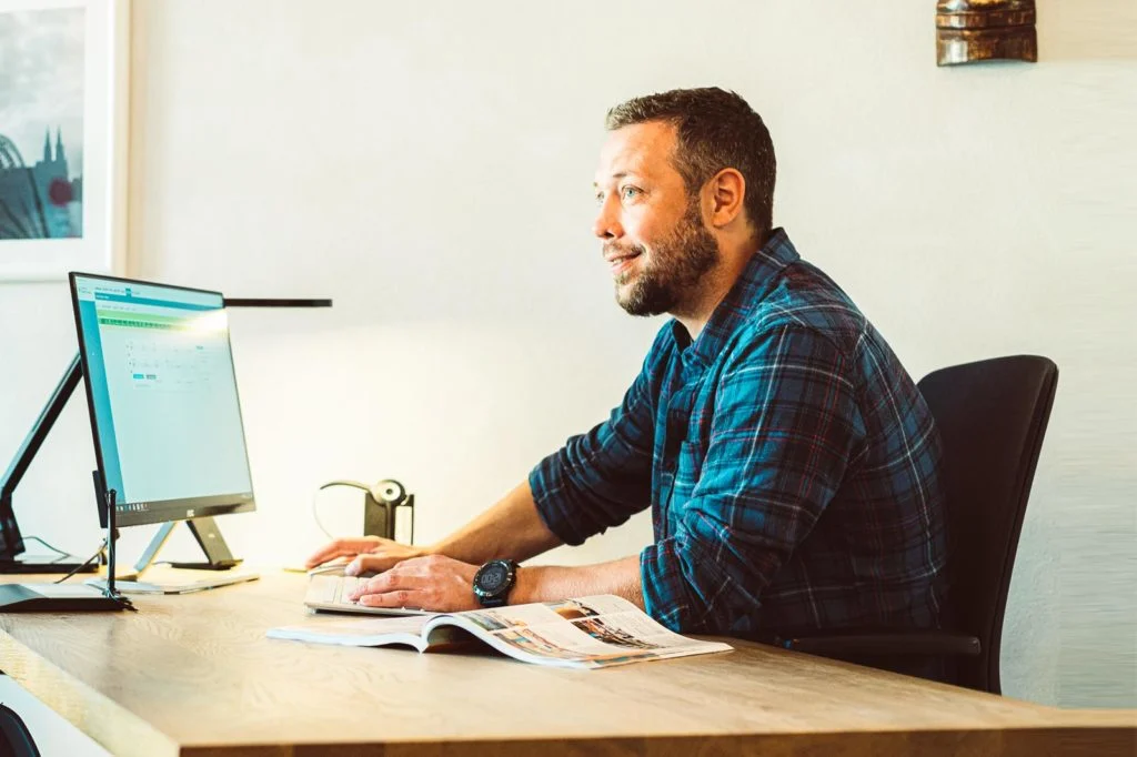 Mann sitzt am Arbeitsplatz